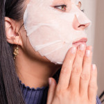 Bộ Kit Skin O2 Ultra Glow Serum + Free Peptide Mask-san-pham/bo-kit-skin-o2-ultra-glow-serum-free-peptide-mask/so2-tri-peptide-collagen-mask-image-product-femalemodelapplying-057.jpg