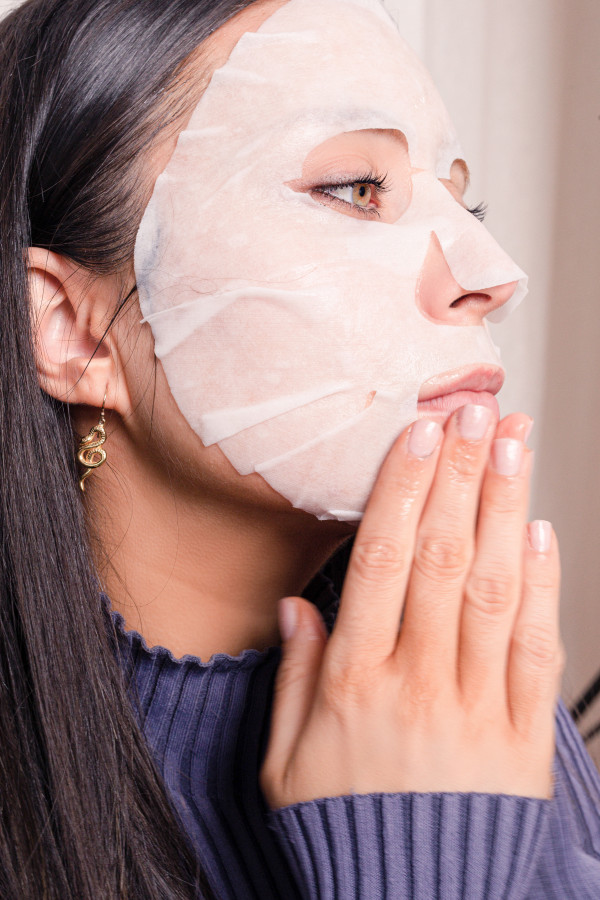 Bộ Kit Skin O2 Ultra Glow Serum + Free Peptide Mask-san-pham/bo-kit-skin-o2-ultra-glow-serum-free-peptide-mask/so2-tri-peptide-collagen-mask-image-product-femalemodelapplying-057.jpg