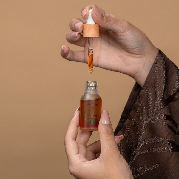 Bộ Kit Skin O2 Ultra Glow Serum + Free Peptide Mask-san-pham/bo-kit-skin-o2-ultra-glow-serum-free-peptide-mask/so2-ultra-glow-serum-image-product-modelholdinguncapped-034.jpg