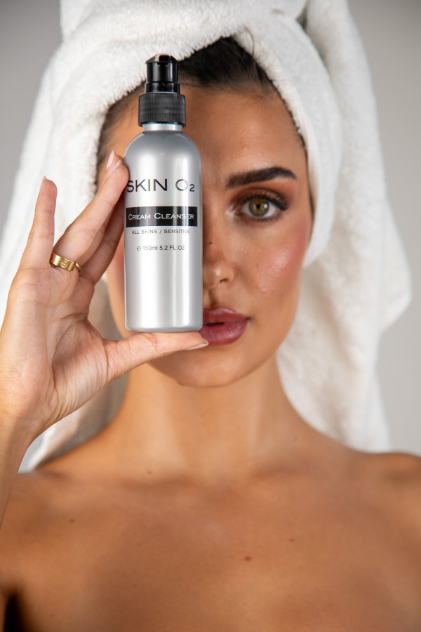 Sữa Rửa Mặt Skin O2 Cream Cleanser-san-pham/skin-o2-cream-cleanser/so2-cream-cleanser-image-product-femalemodelholding-006.jpg