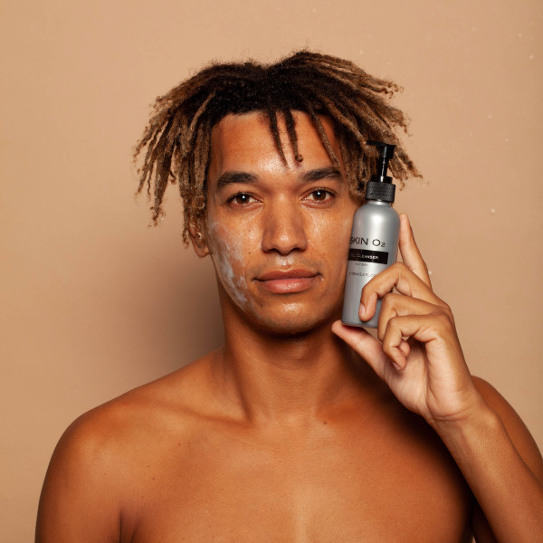 Sữa Rửa Mặt Skin O2 Cream Cleanser-san-pham/skin-o2-cream-cleanser/so2-cream-cleanser-image-product-malemodelholding-004.jpg