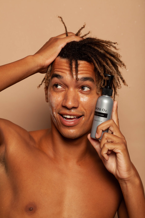 Sữa Rửa Mặt Skin O2 Gel Cleanser-san-pham/skin-o2-gel-cleanser/so2-gel-cleanser-image-product-malemodelholding-043.jpg
