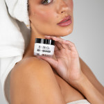 Tẩy Tế Bào Chết Skin O2 Micro Scrub 4%-san-pham/skin-o2-micro-scrub-4/so2-micro-scrub-exfoliator-4-image-product-femalemodelholding-017.jpg