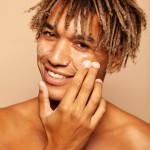 Tẩy Tế Bào Chết Skin O2 Micro Scrub 4%-san-pham/skin-o2-micro-scrub-4/so2-micro-scrub-exfoliator-4-image-product-malemodelapplying-025.jpg