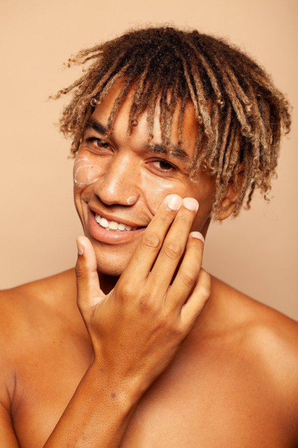 Tẩy Tế Bào Chết Skin O2 Micro Scrub 4%-san-pham/skin-o2-micro-scrub-4/so2-micro-scrub-exfoliator-4-image-product-malemodelapplying-025.jpg