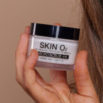 Tẩy Tế Bào Chết Skin O2 Micro Scrub 4%-san-pham/skin-o2-micro-scrub-4/so2-micro-scrub-exfoliator-4-image-product-modelholding-009.jpg