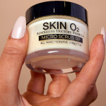 Tẩy Tế Bào Chết Skin O2 Micro Scrub RP-san-pham/skin-o2-micro-scrub-rp/so2-micro-scrub-exfoliator-rp-image-product-femalemodelholding-010.jpg