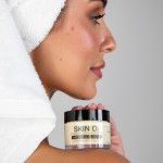 Tẩy Tế Bào Chết Skin O2 Micro Scrub RP-san-pham/skin-o2-micro-scrub-rp/so2-micro-scrub-exfoliator-rp-image-product-femalemodelholding-013.jpg