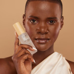 Toner Skin O2 Hydrating Spritz-san-pham/toner-skin-o2-hydrating-spritz/so2-hydrating-spritz-toner-image-product-femalemodelholding-027.jpg