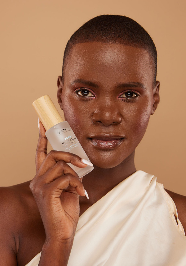 Toner Skin O2 Hydrating Spritz-san-pham/toner-skin-o2-hydrating-spritz/so2-hydrating-spritz-toner-image-product-femalemodelholding-027.jpg