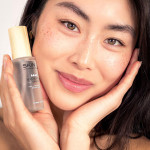 Toner Skin O2 Hydrating Spritz-san-pham/toner-skin-o2-hydrating-spritz/so2-hydrating-spritz-toner-image-product-femalemodelholding-045.jpg