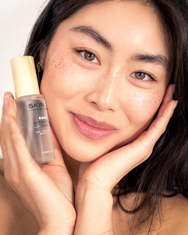 Toner Skin O2 Hydrating Spritz-san-pham/toner-skin-o2-hydrating-spritz/so2-hydrating-spritz-toner-image-product-femalemodelholding-045.jpg